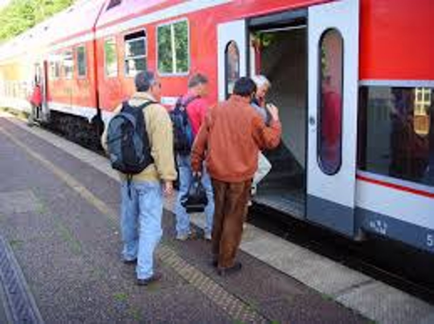 <p>to board, get on (train, bus, etc.)</p>