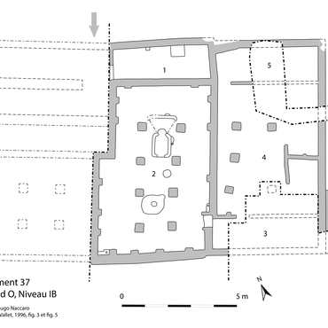 <ul><li><p>civilisations </p></li><li><p>iraq</p></li><li><p>maison rectangulaire, hypostyle</p></li><li><p>-6500 to -6000 the oldest house sur le site couverait 300m2 (roughly)(niveau ll)</p></li><li><p>had piece centrale with ailes laterale, formin un plan en tripartite (typique de l’obeid)</p></li><li><p>roof held by deux rangées de poteaux reposant sur petites bases en brique</p></li></ul>