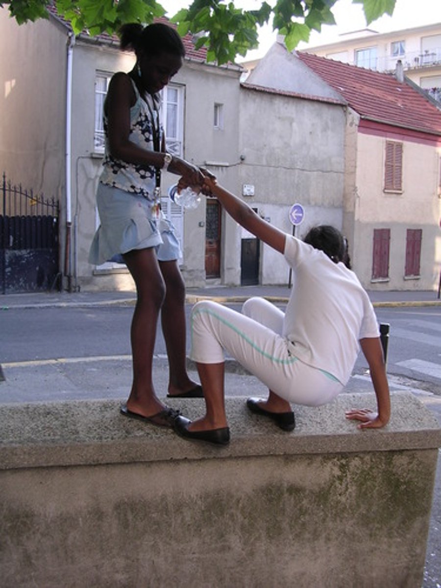 <p>to help, to assist</p>