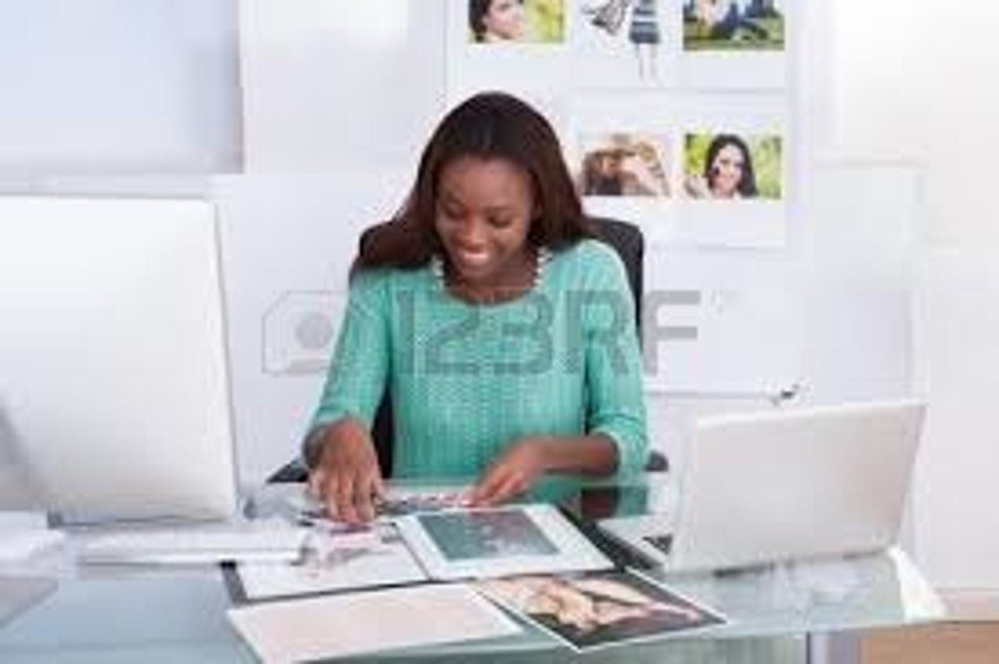 <p>Una mujer que se dedica a la edición de los periódicos.</p><p>La impresora</p><p>(female editor)</p>