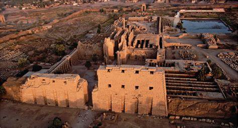 <ol><li><p>Built along the nile with easier access for festivities</p><ol><li><p>Some symbolism with the back of the building being farther way (gets more quiet)</p></li></ol></li><li><p>Thick columns allow little light</p><ol><li><p>Painted</p></li><li><p>Sunken relief</p></li></ol></li><li><p>Temple for the worship of Amun-Re</p></li><li><p>The higher priests could go into the darker potions of the temple</p></li></ol><p></p>