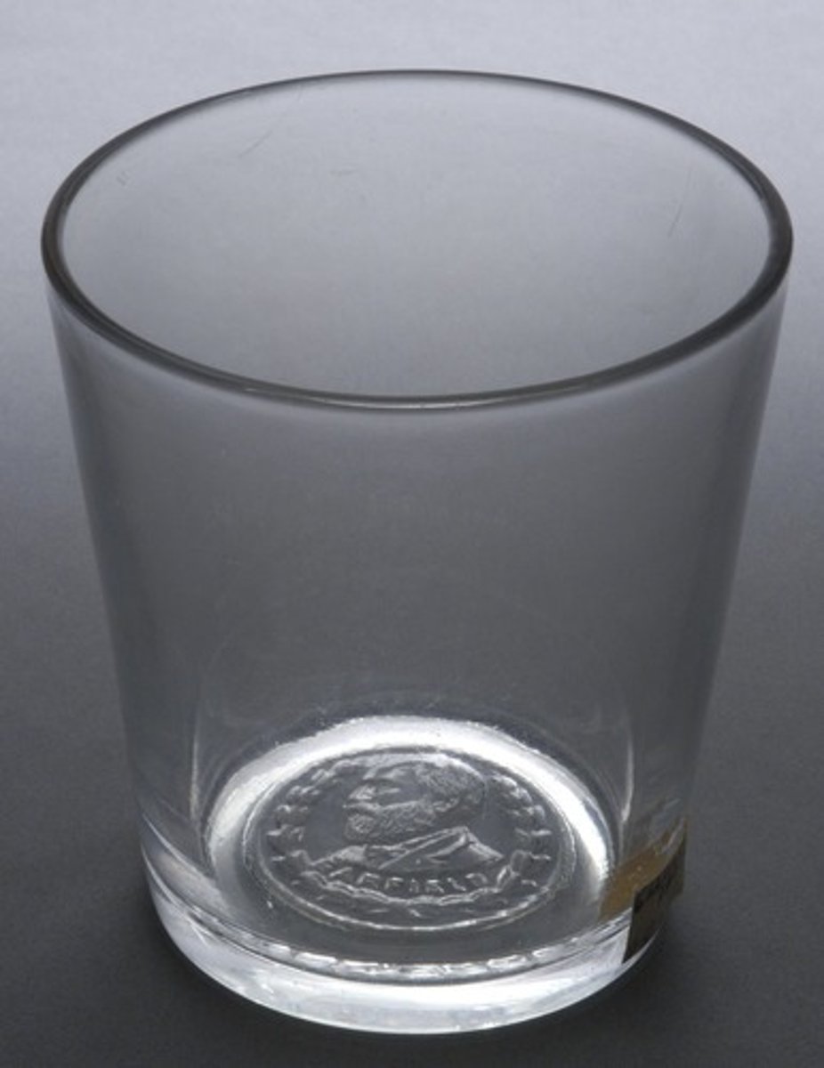 <p>chén, cốc, ly<br>커피 한 잔을 마시고 십어요<br>(Tôi muốn uống một ly cà phê)</p>