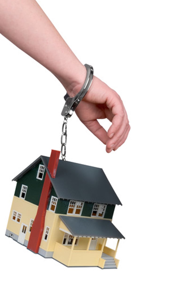 <p>(n) a sentence which requires an offender to stay at home except for certain functions the court permits (giam giữ tại nhà)</p>