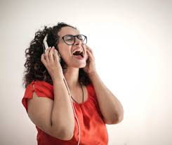 <p>How does choreic movemenet / hyperkinetic dysarthria affect phonation?</p>