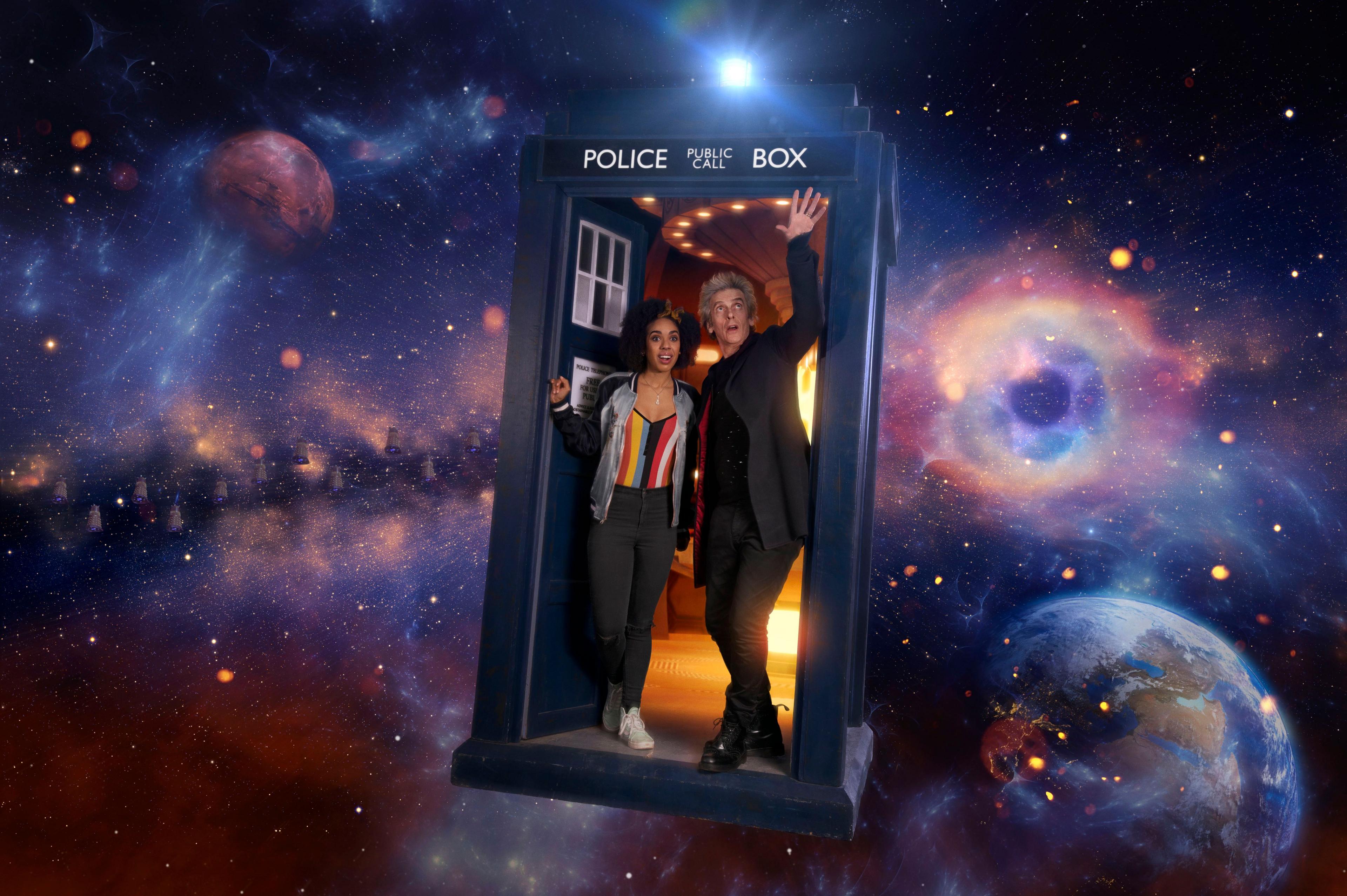 <p>Der Doktor … in der TARDIS</p>