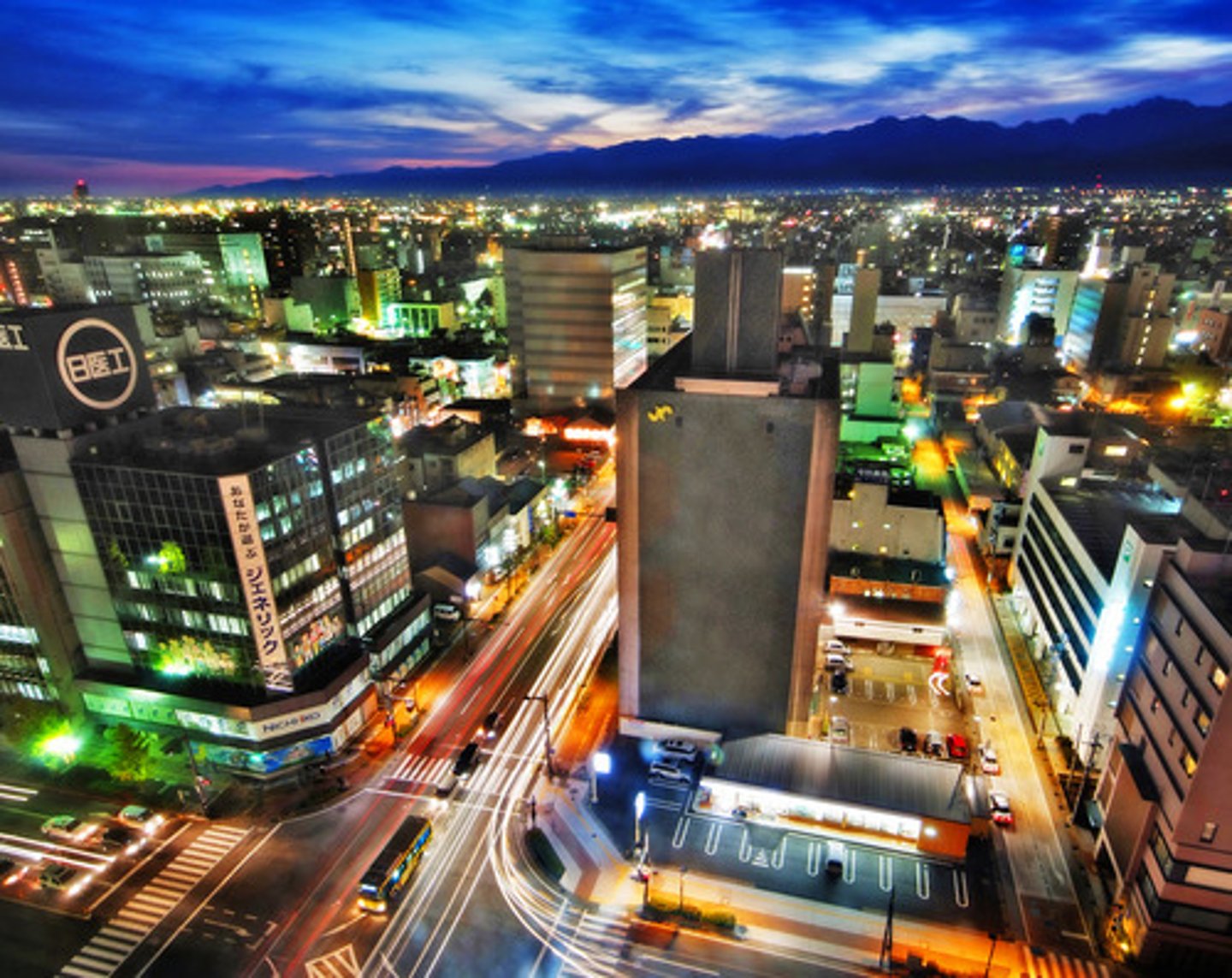 <p>(adv): trung tâm thành phố</p>