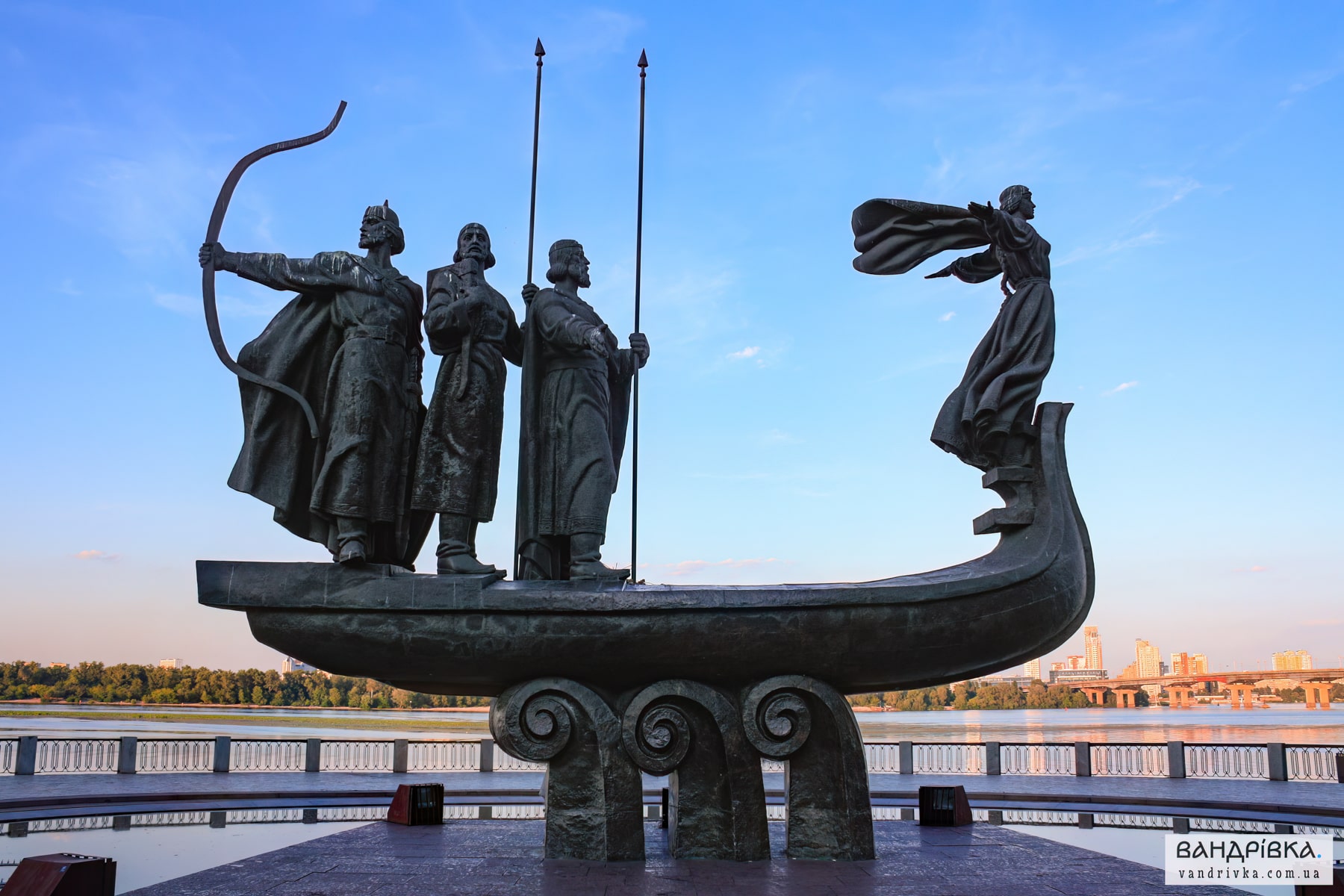 <p>Пам'ятник засновникам Києва (Кий, Щек, Хорив та сестра їхня Либідь), 1982 р. Скульптор В.Бородай</p>