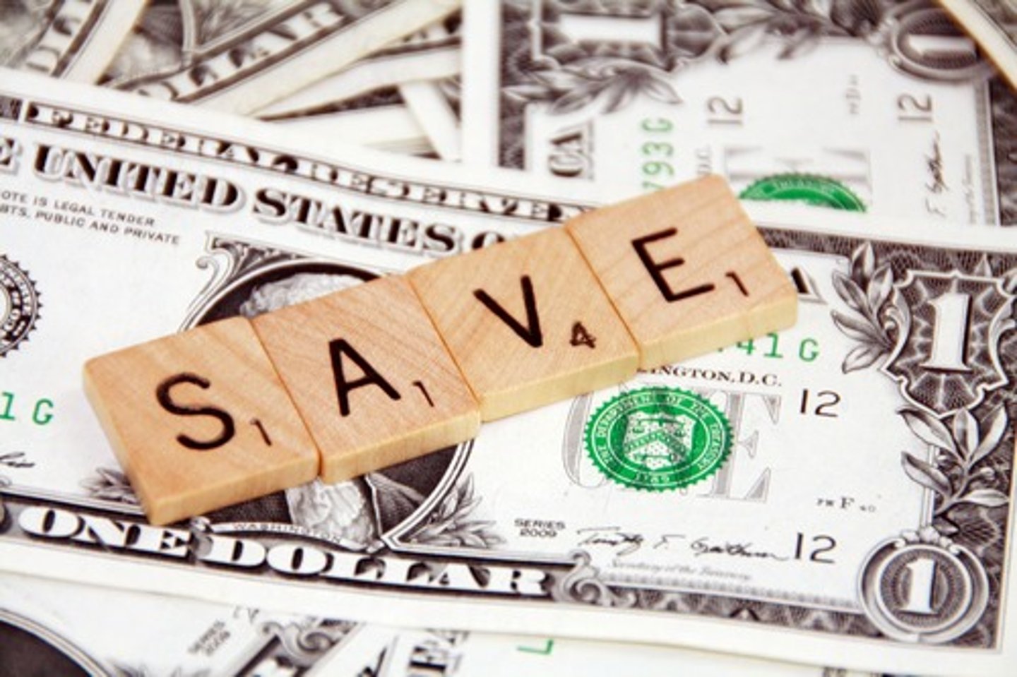 <p>to save (money)</p>