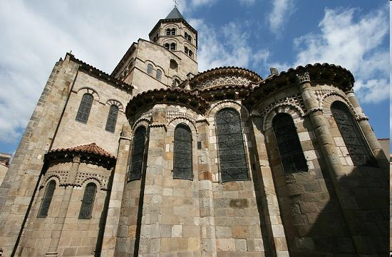 <p><strong>BAZILIKA NOTRE DAME:</strong></p><ul><li><p>Clermont - Ferrand (Francie)</p></li><li><p>Auvergnská škola</p></li></ul><p></p>