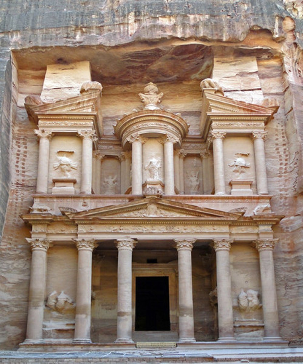 <p>Jordan (Nabataean, Ptolemaic, Roman)</p><p>Sandstone, cut rock</p><p>religious and funerary</p><p>cut out of the cliff face!</p>