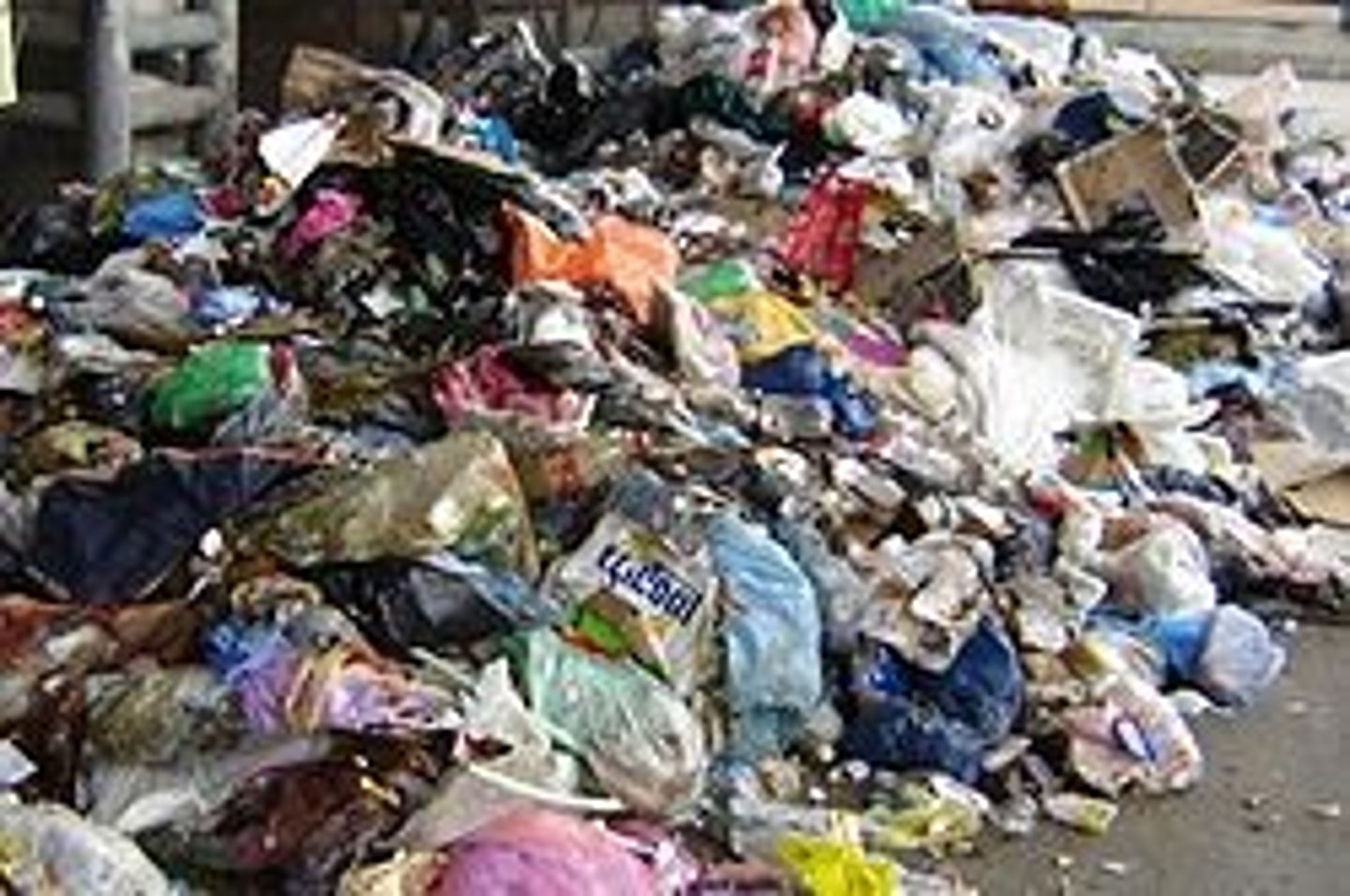 <p>Trash, garbage, litter (MSW) in a body of water.</p>