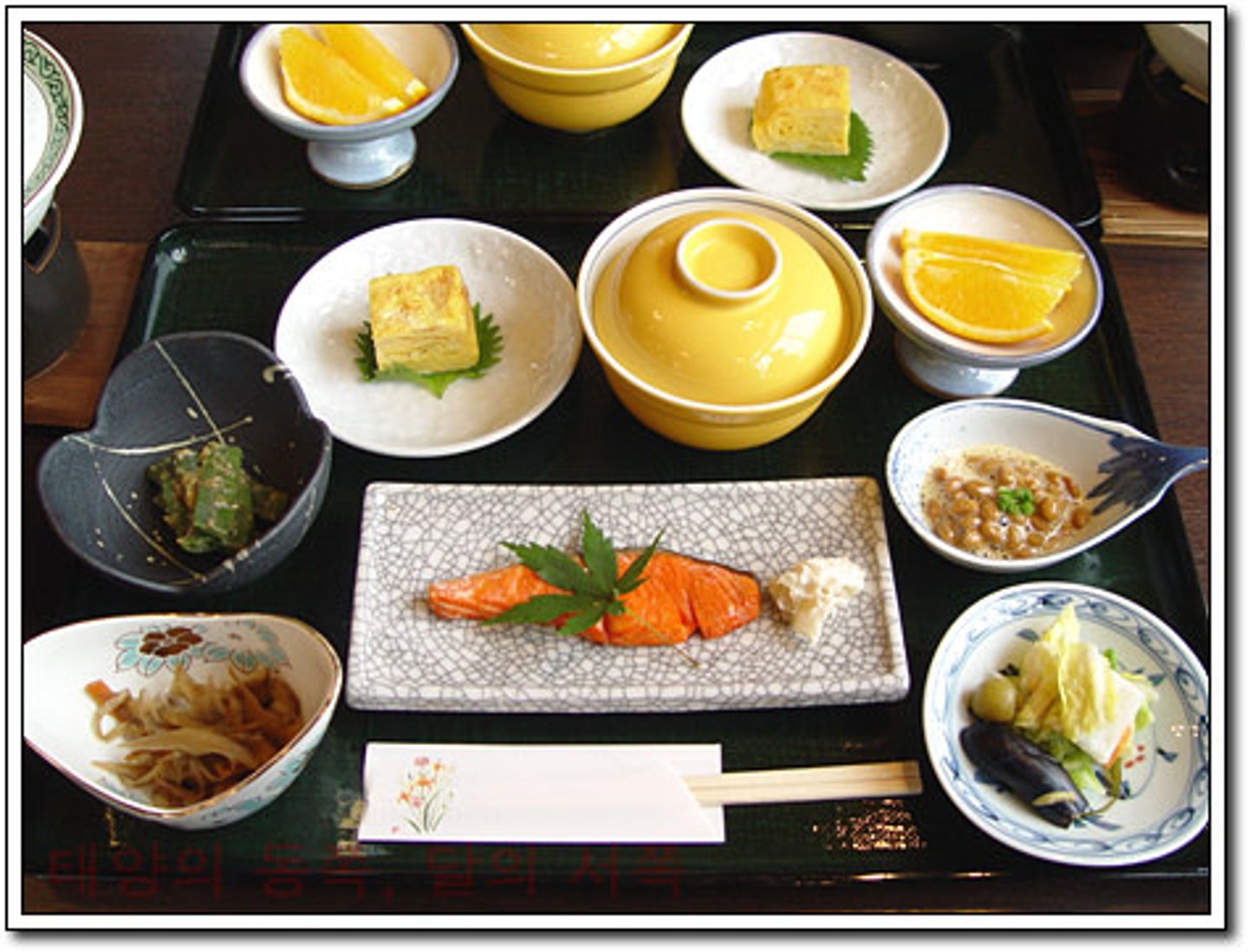 <p>comida (que se come en cierto momento del día)</p>