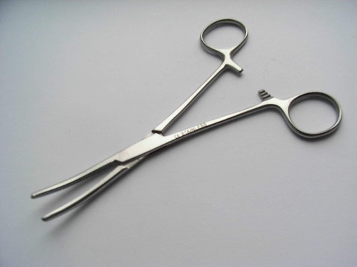 <p>Used to clamp small to medium- sized blood vessels.</p>
