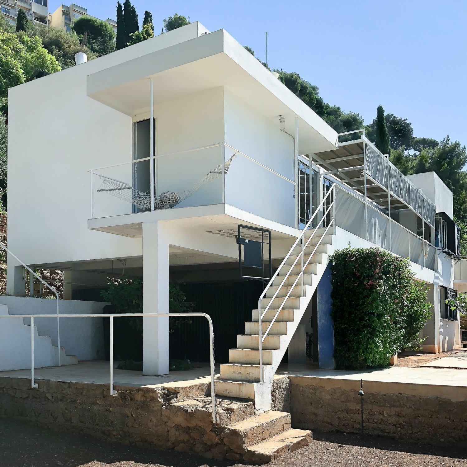 <ul><li><p>shows modern movement spreading</p></li><li><p>concrete house, asymmetrical, rocky landscape</p><ul><li><p>machine object contrast</p></li></ul></li><li><p>house next to water > reflection + heat (shades)</p></li></ul><p></p>