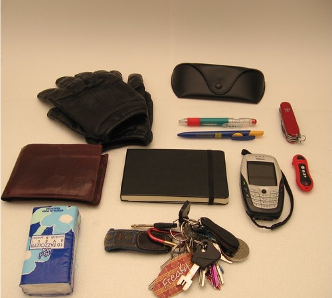 <p>(n): vật phẩm, món hàng</p>