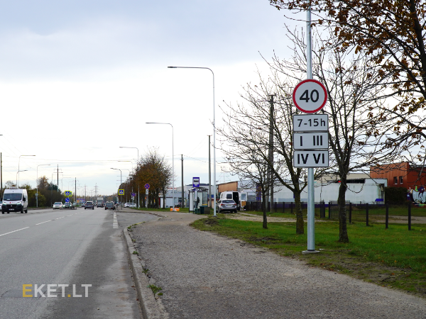 <p>On which days of the week does the restriction of the prohibitory road sign apply?</p>