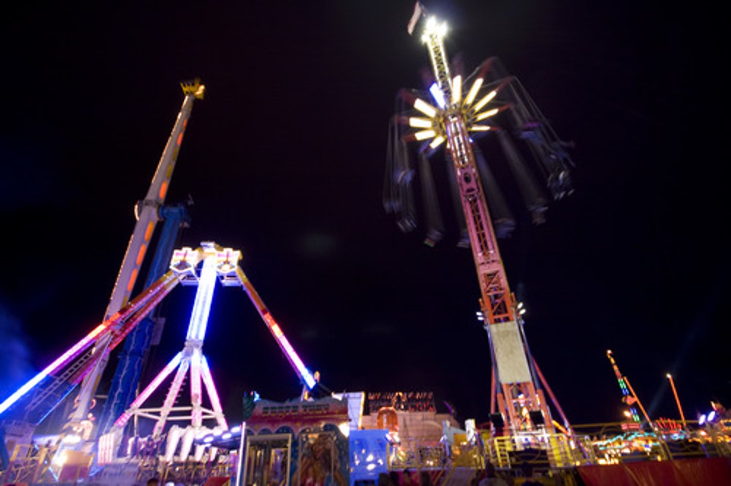 <p>(n): trung tâm giải trí</p>