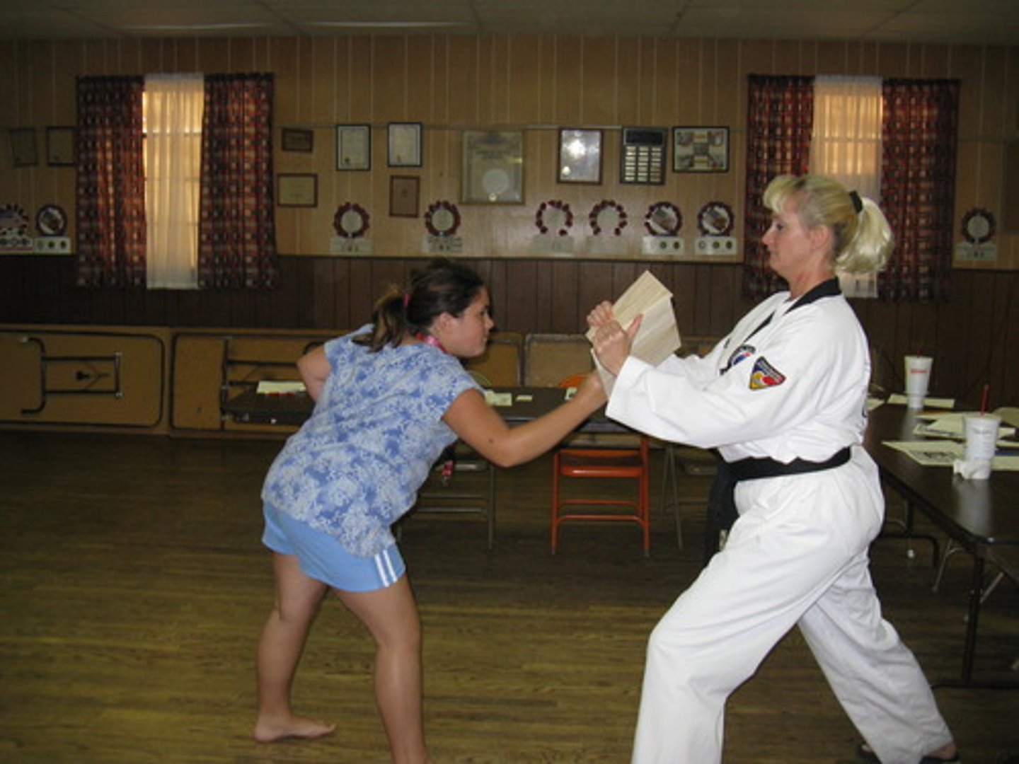 <p>the action of protecting yourself from attack</p><p>/tự vệ/</p><p>= self-protection /bảo vệ bản thân/, personal defence /phòng thủ cá nhân/</p><p>&gt;&lt; surrender /đầu hàng/, vulnerability /dễ bị tổn thương/</p>