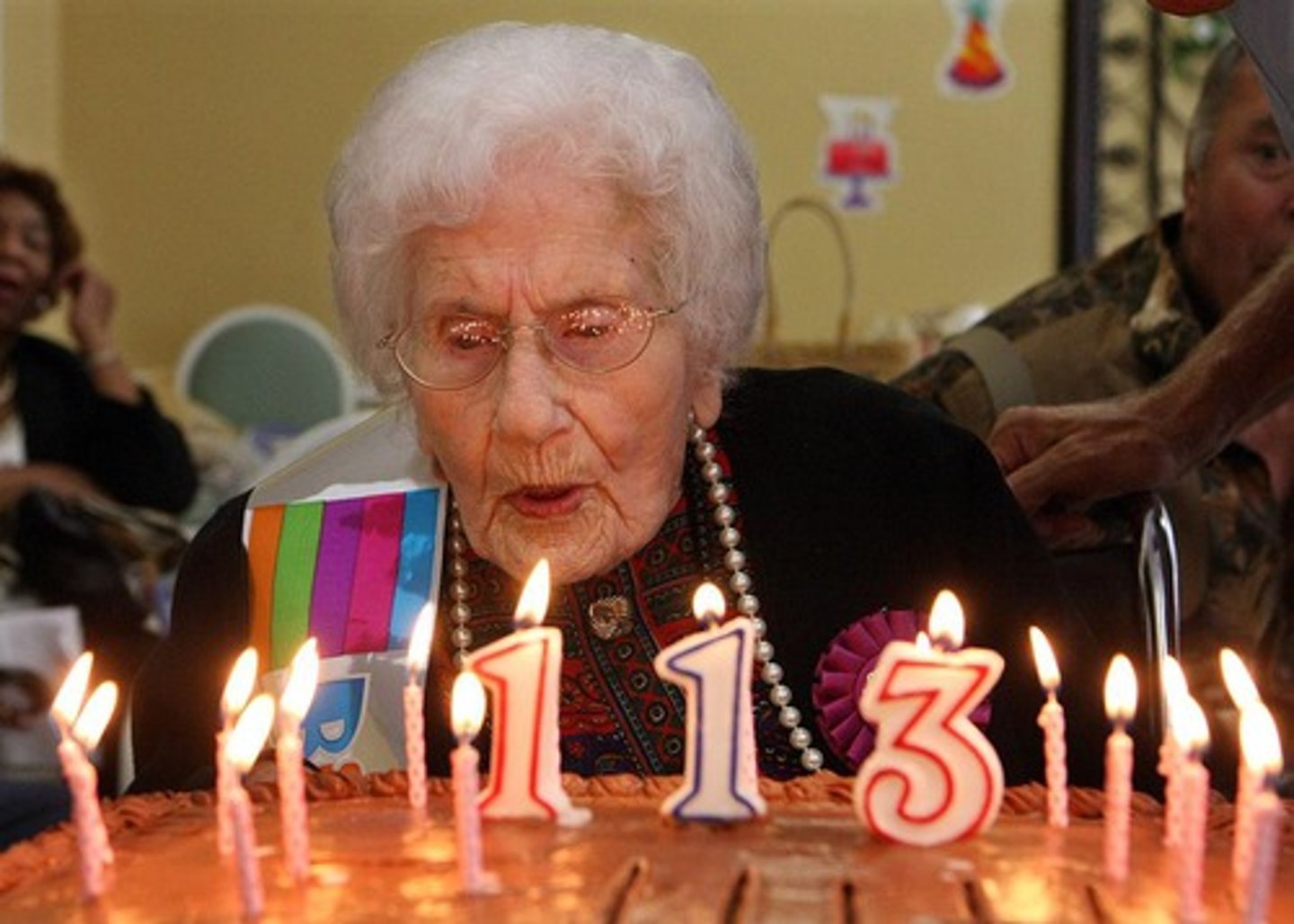 <p>v. sống lâu hơn</p><p>ex: She outlived her husband by twenty years.</p>