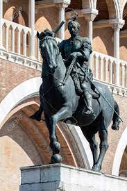 <p>EQUESTRIAN STATUE OF ERASMO DA NARNI (GATTAMELATA)</p>
<p>%%<strong>(FIFTEENTH-CENTURY ITALY)</strong>%%</p>
<p>==<strong>(EARLY RENNAISSANCE IN FLORENCE)</strong>==</p>