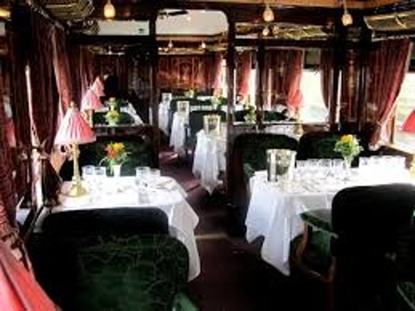 <p>dining car (notbufeteria, cafeteria)</p>