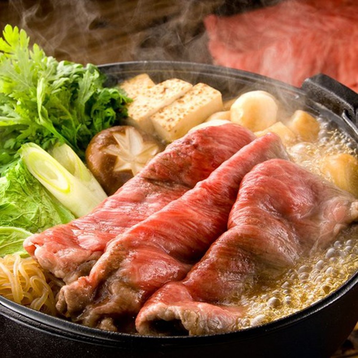 <p>Sukiyaki (món thịt bò nấu rau)</p>