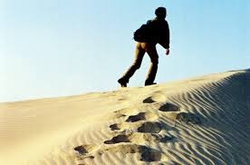 <p>to plod/ trudge</p>