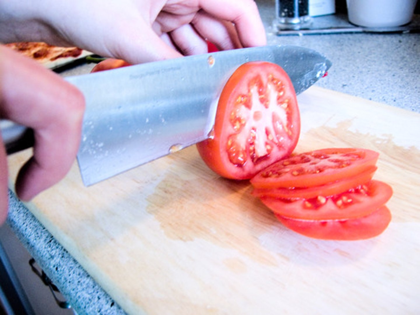 <p>to slice</p>
