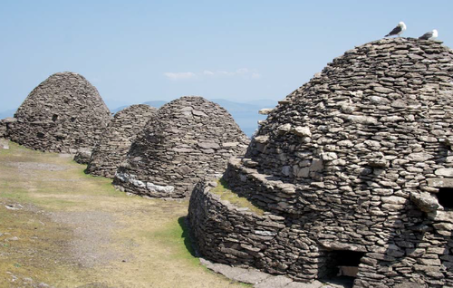 <p>Stone beehive-shape hut with corbelled roof</p>