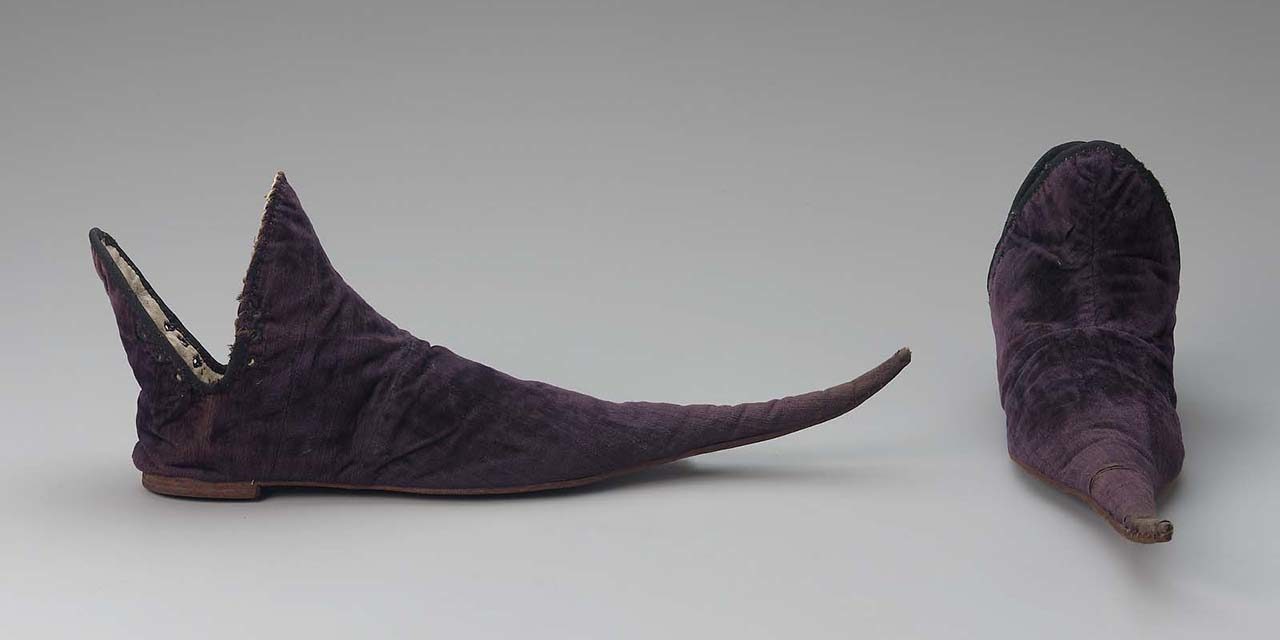 what shoes were worn in 14th century