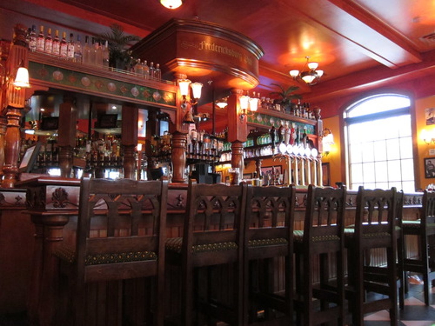 <p>bar, pub</p>