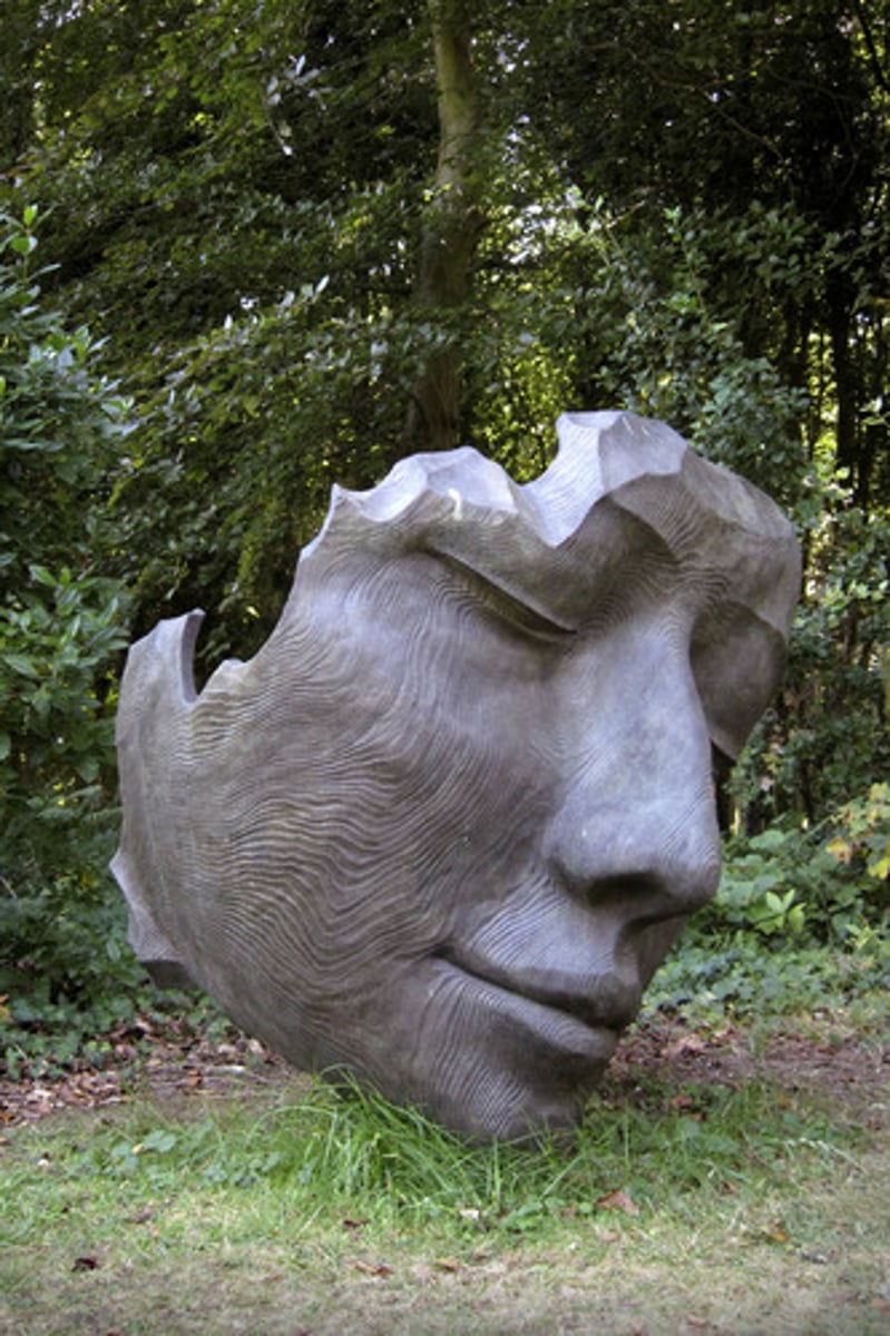 <p>es la obra hecha por un escultor usando muchos tipos de materiales.</p>