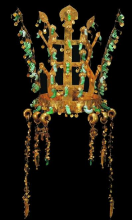 <p>5th-6th century CE, Three Kingdom Period</p><p>Silla Kingdom, Korea</p><p>metalwork crown, deigned as sacred tree, headband with five vertical elements: 3 shaped like trees, 2 like antlers, 6 dangling pendants</p><p>used in ceremonial rituals, used for after life, shamanism </p>