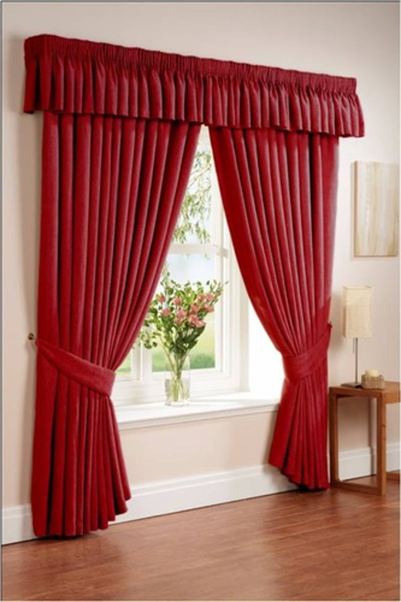 <p>Made from a variety of fabrics, pleating. Commonly attached to a traverse rod</p>