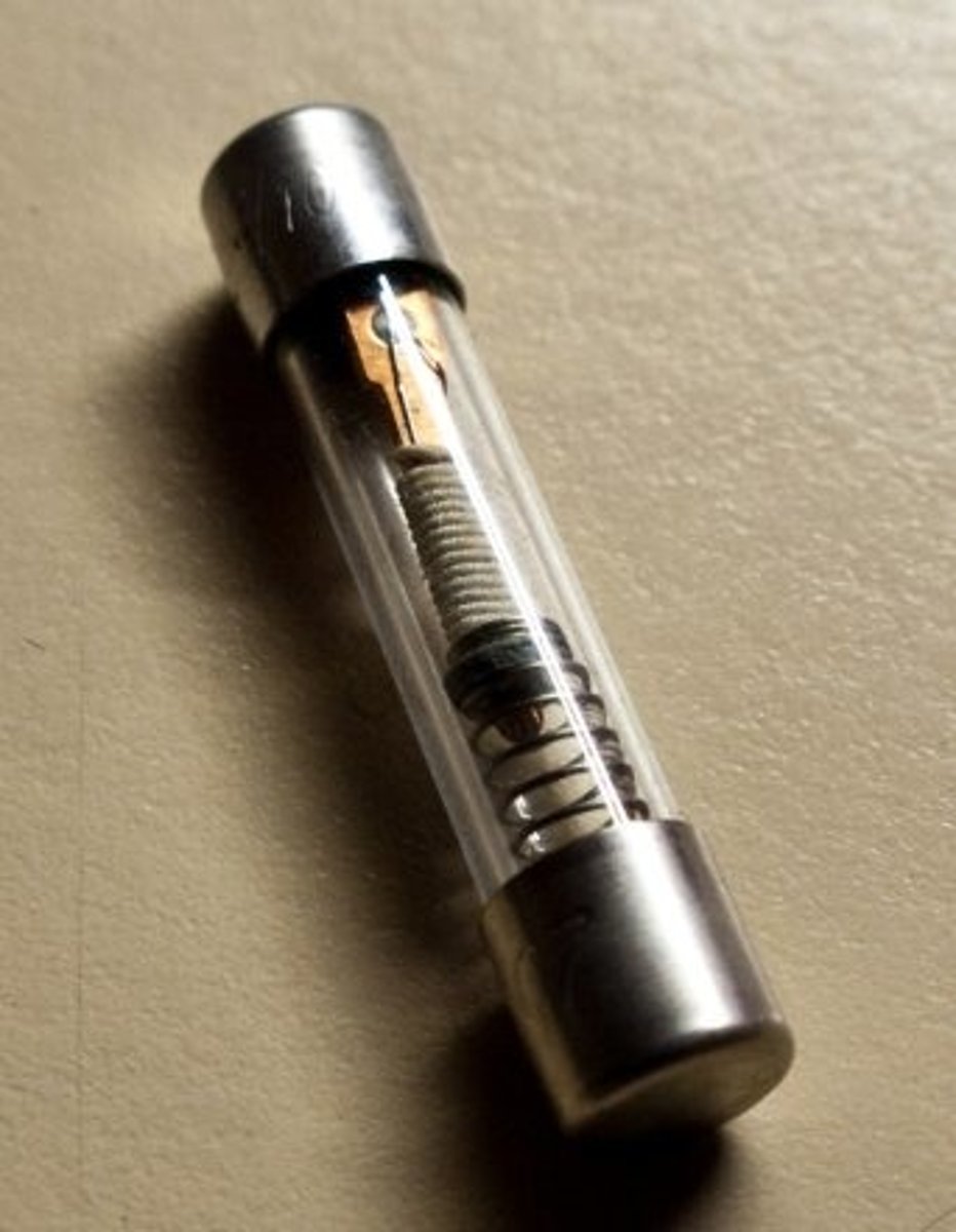 <p>A safety device with a thin metal strip that will melt if too much current passes through a circuit</p>