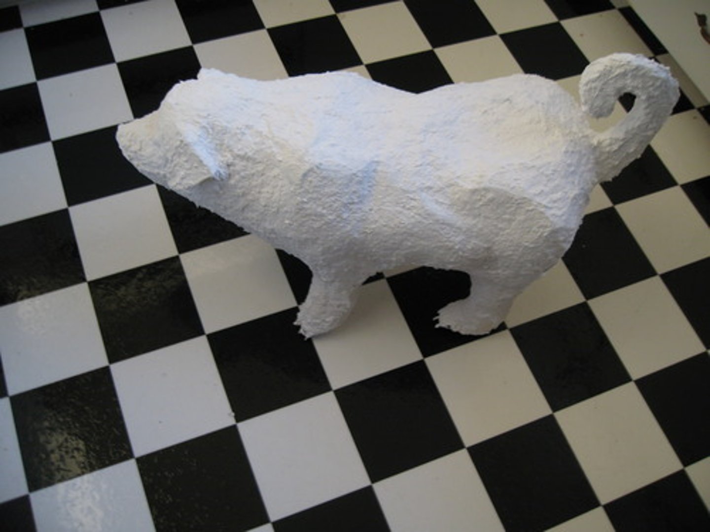 <p>(verb) hình thành, nhào nặn</p><p>example: His experiences ___ his character.</p>