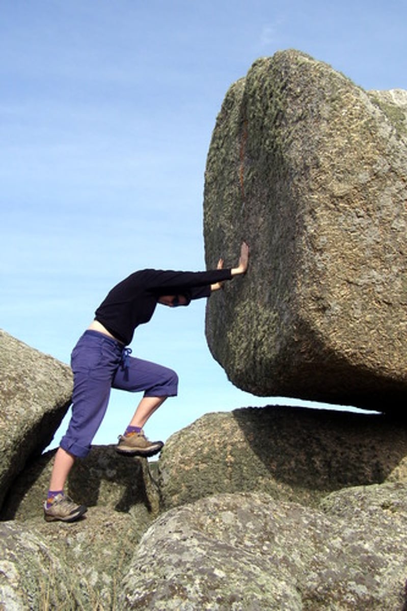 <p>to try to, attempt to</p>