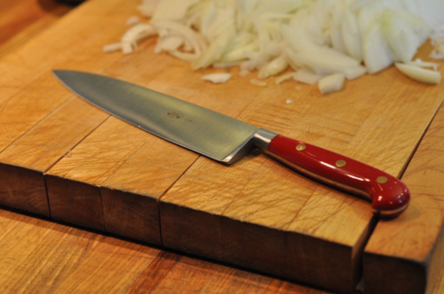 <p>An all-purpose knife for chopping, slicing, and mincing all types of food items. Its blade is normally 8 to 14 inches long and tapers to a point at the tip.</p>