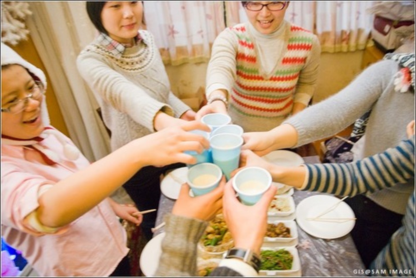 <p>jù huì - to get together, to have a party, party</p>