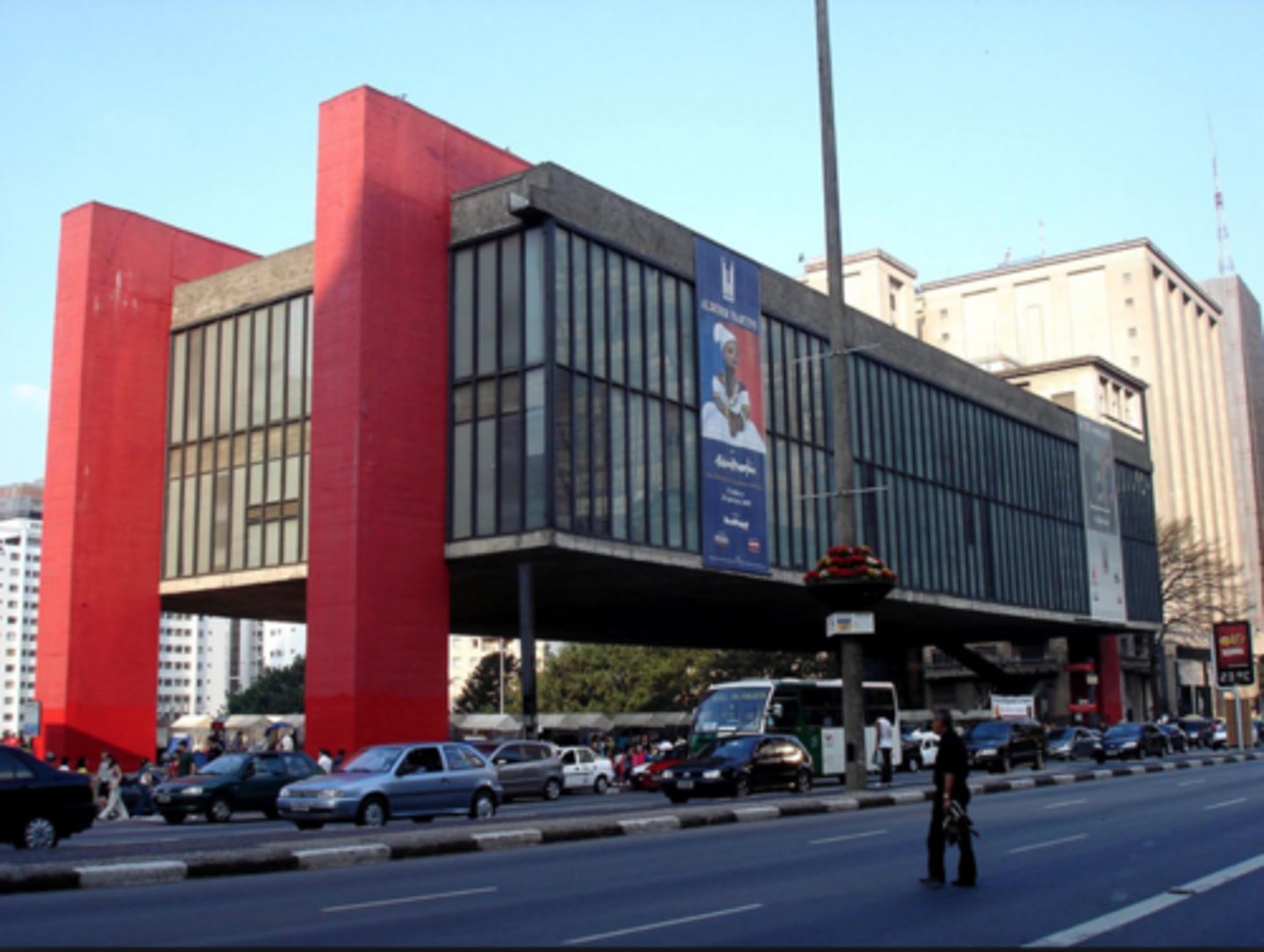 <p>Who is the Brazilian modernist architect famous for</p><p>her public architecture projects, namely the Art Museum of</p><p>São Paulo? The architect is also known in designing the</p><p>chair in Figure S</p><p>a. Lina Bo Bardi</p><p>b. Oscar Niemeyer</p><p>c. Lucio Costa</p><p>d. Alvar Aalto</p>