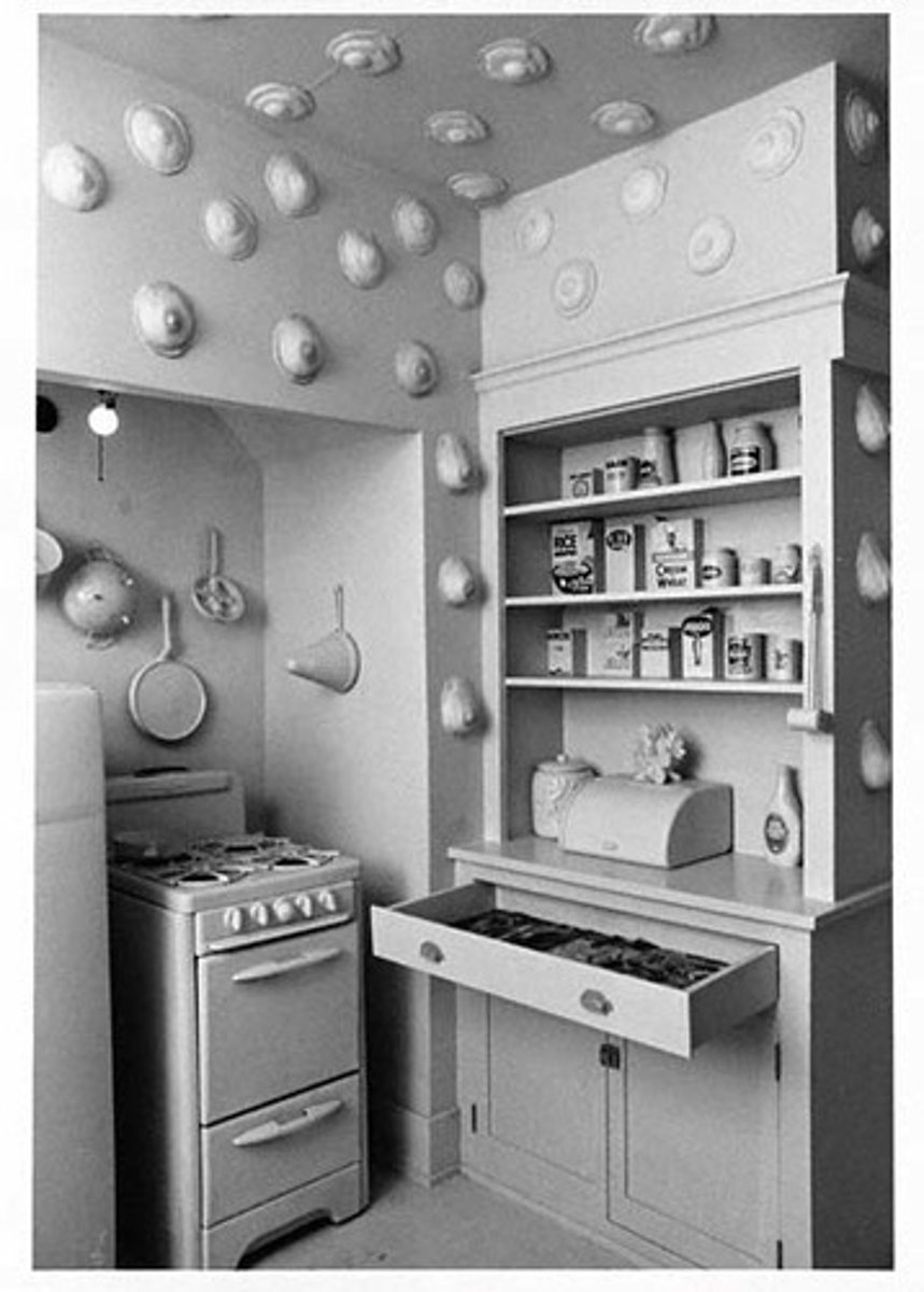 <p>Feminism, collaborative art practices, site-specific</p>