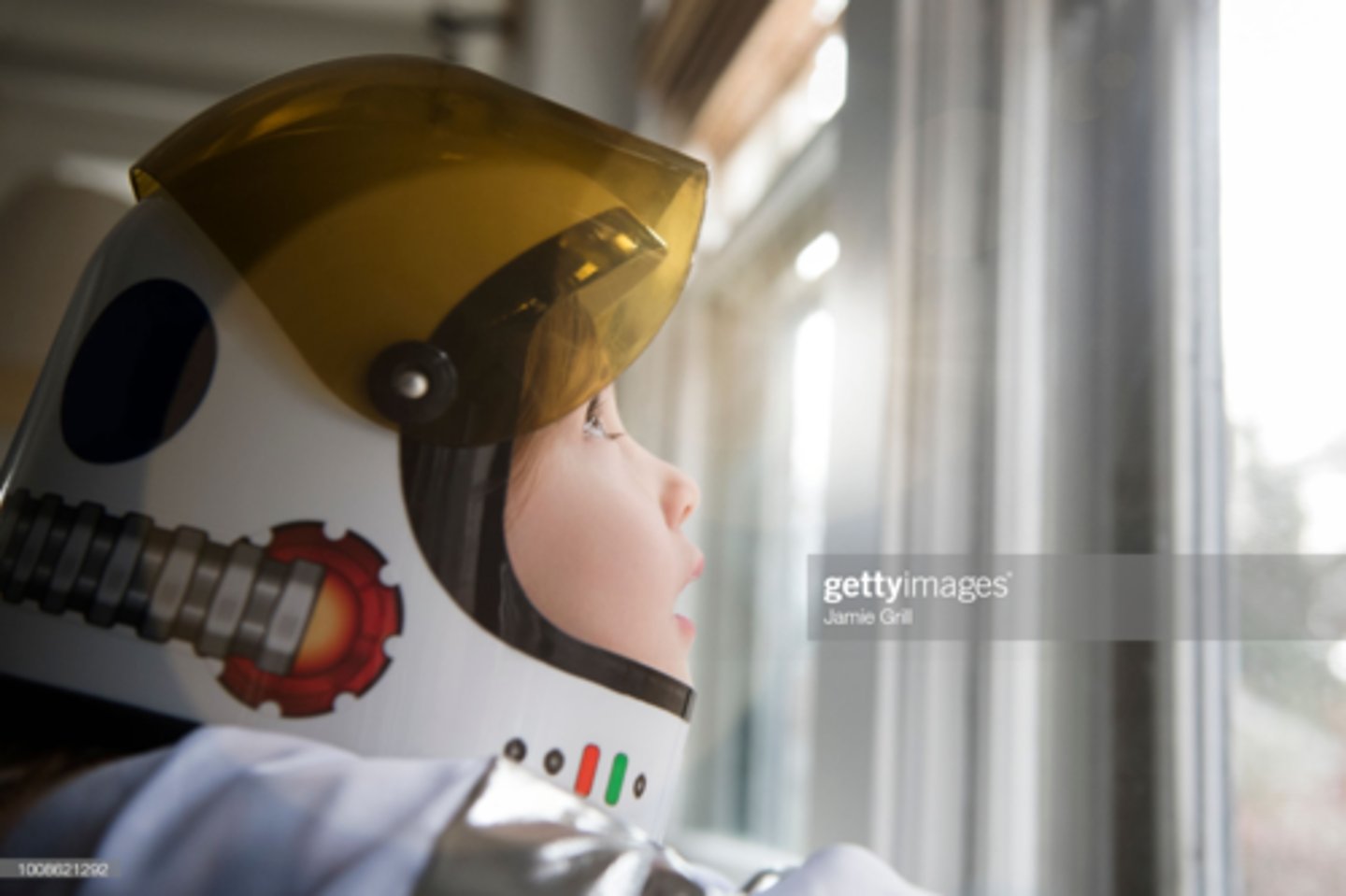 <p>a strong wish to achieve something: hoài bão, tham vọng</p>