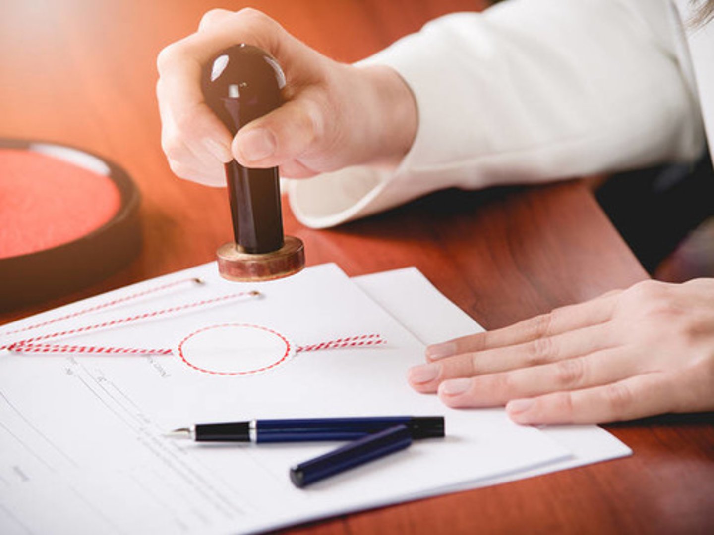 <p>(adj) chính thức; (n) viên chức, quan chức</p>