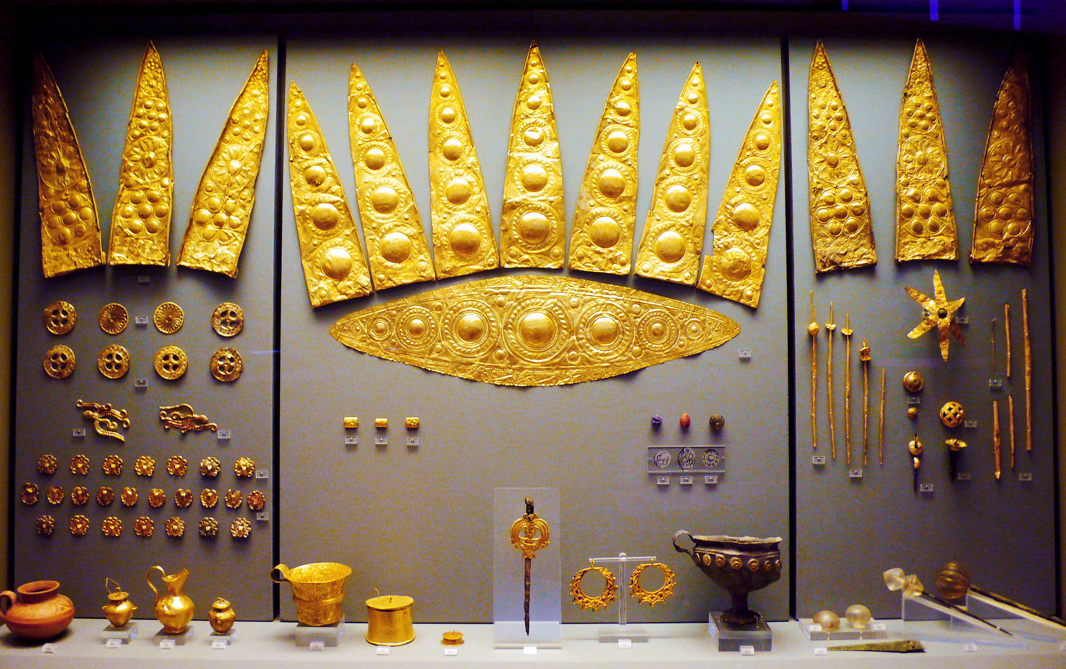 <p>Gold leaf crown - ( Grave Circle A, Mycenae ) </p>
