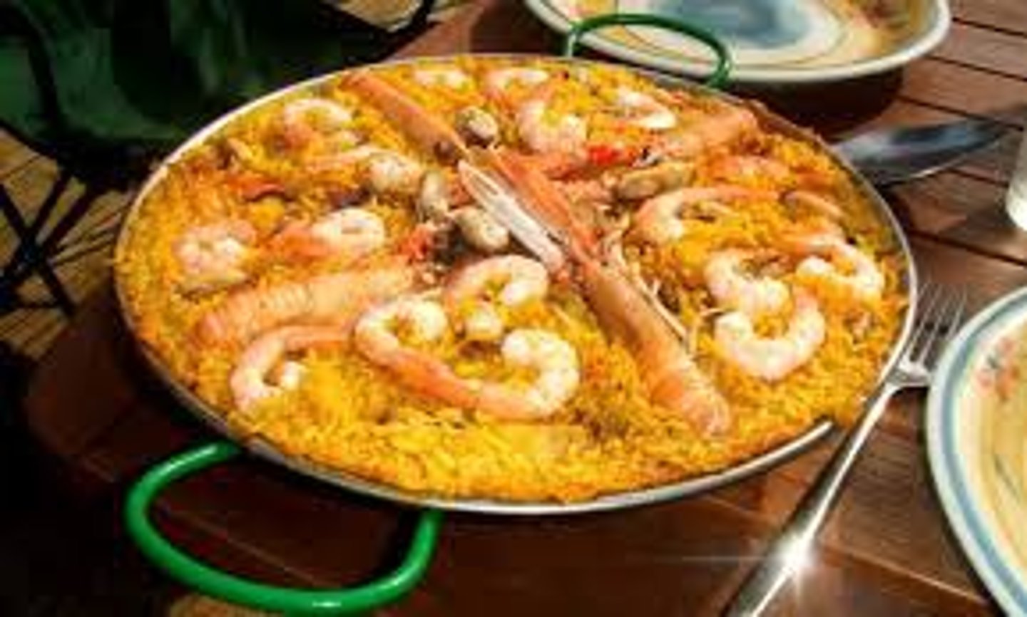 <p>A Spanish rice dish cooked with saffron, seafood, meat, and vegetables. (cơm truyền thống của tây ban nha)</p>