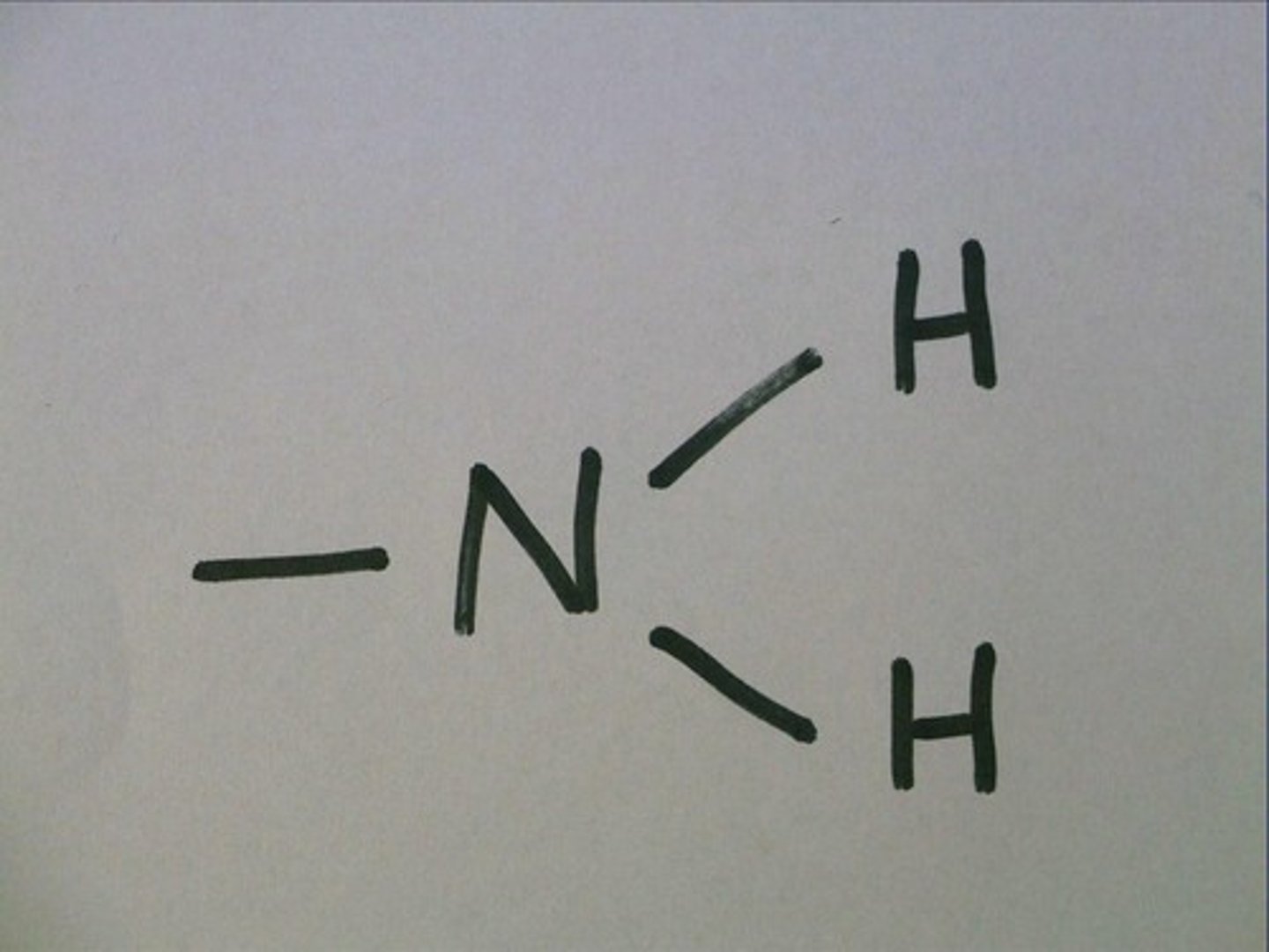 <p>A functional group that consists of a nitrogen atom bonded to two hydrogen atoms</p>