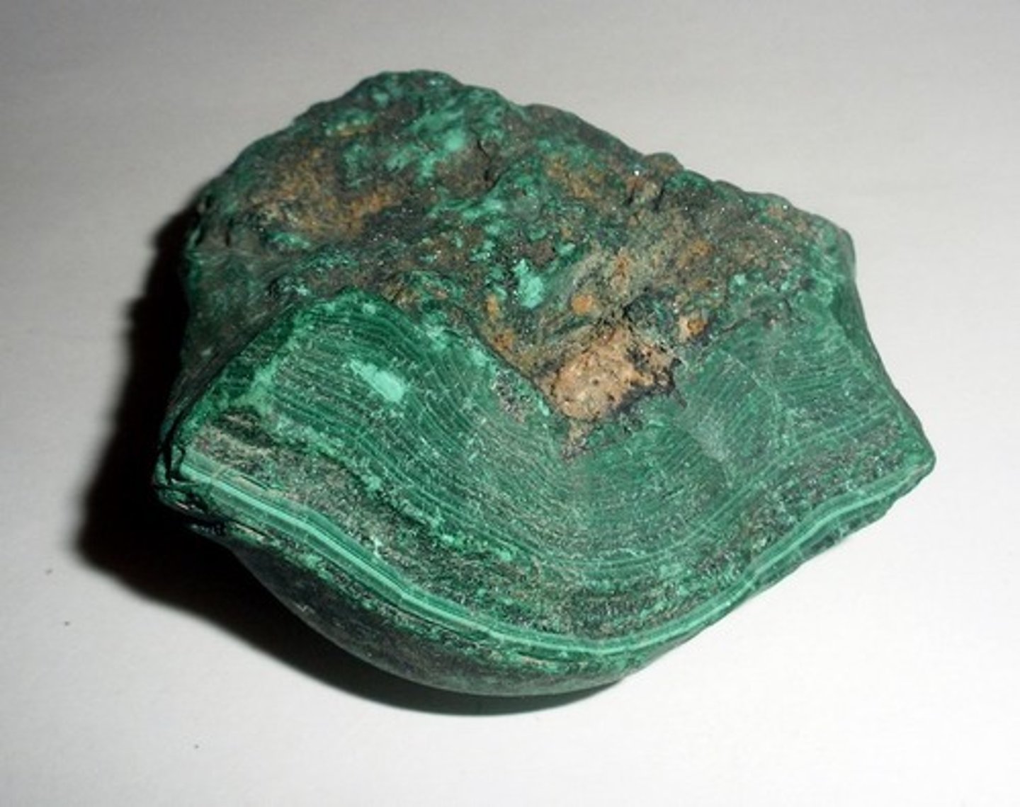 <p>- couleur : vert</p><p>- trait : vert pâle</p><p>- habitus : cristaux fins en touffes acicilaires, agrégat botryoïdale, réniforme</p><p>- CuCO₃Cu(OH)₂</p>