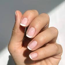 <p>Describe a FRENCH manicure:</p>