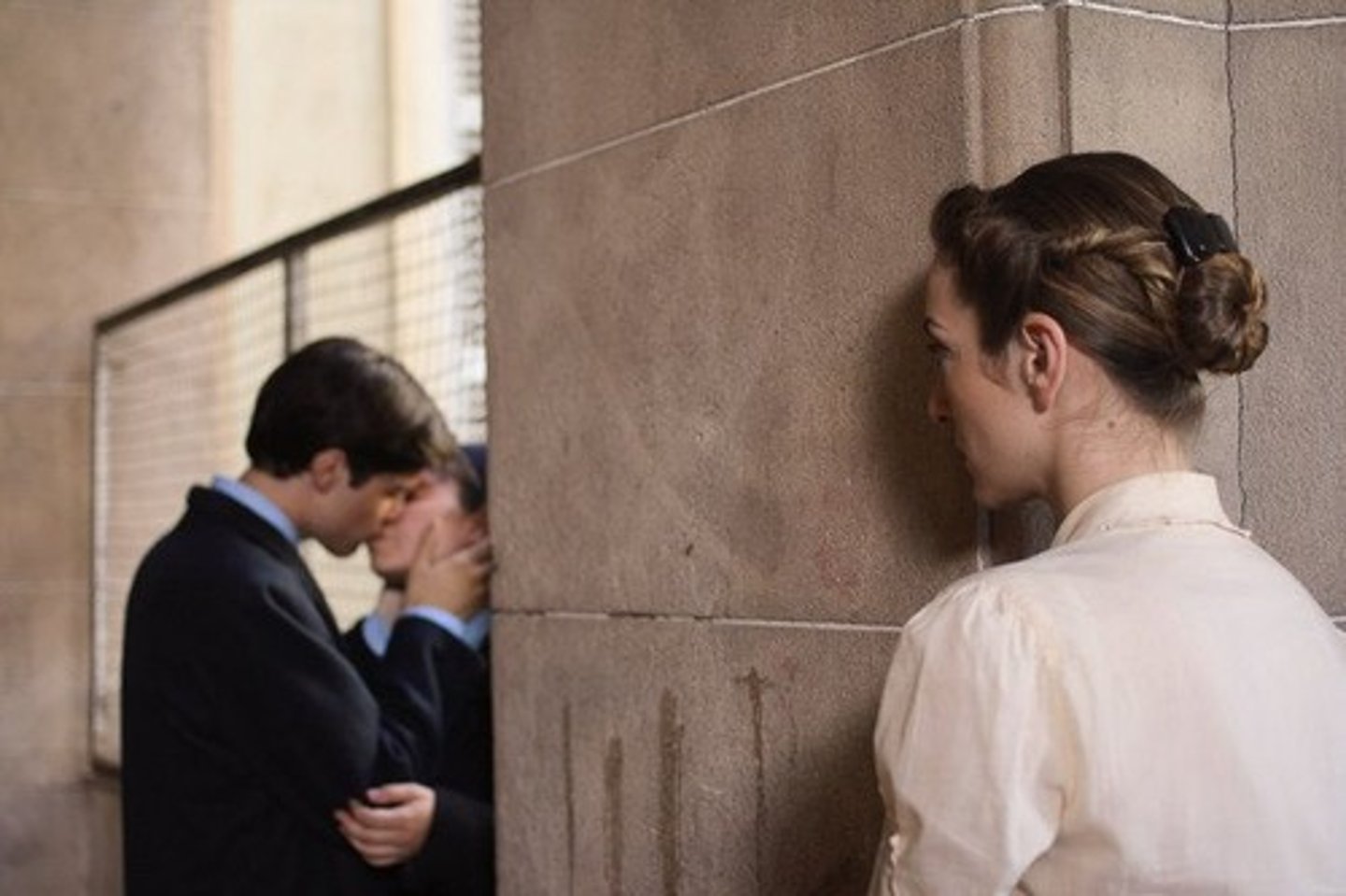 <p>bắt được ai đang làm gì sai; lừa, bẫy; đặt ai đó vào tình thế khó khăn</p><p>Bắt thóp / Phát hiện ai đó đang nói dối hoặc làm sai</p><p>Ví dụ: "The reporter caught the politician out with a tricky question."</p><p>(Phóng viên đã bắt thóp chính trị gia bằng một câu hỏi hóc búa.)</p><p>Đặt ai đó vào tình thế khó khăn (ngoài dự tính)</p><p>Ví dụ: "The sudden rainstorm caught us out without umbrellas."</p><p>(Trận mưa rào bất chợt khiến chúng tôi gặp khó vì không mang ô.)</p>