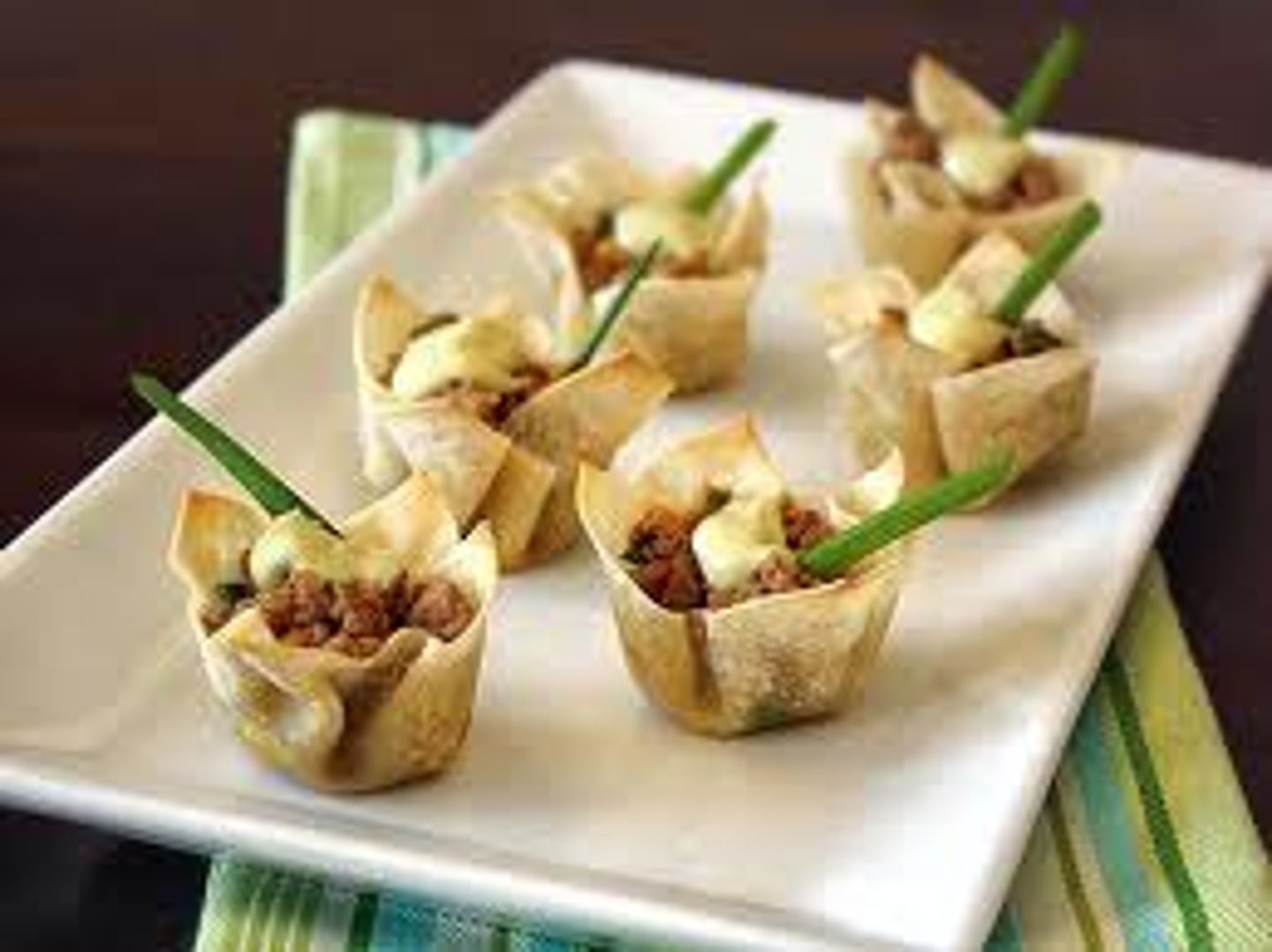 <p>(n) món khai vị</p>